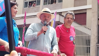 Lula apela tras votar a elegir entre "fortalecer el régimen democrático o la barbarie"