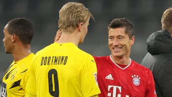Lewandowski y Haaland conversando en