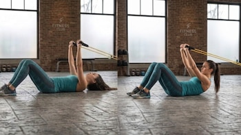 Mujer realizando ejercicio con banda de resistencia. En la primera imagen, acostada, rodillas flexionadas. En la segunda imagen, torso elevado, sentada. Piso de gimnasio