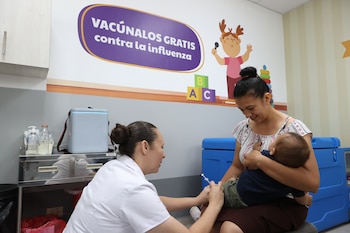Una enfermera vacuna contra el sarampión a un niño este viernes, en un centro de salud público en Nejapa, a 19 kilómetros de San Salvador (El Salvador). EFE/ Javier Aparicio