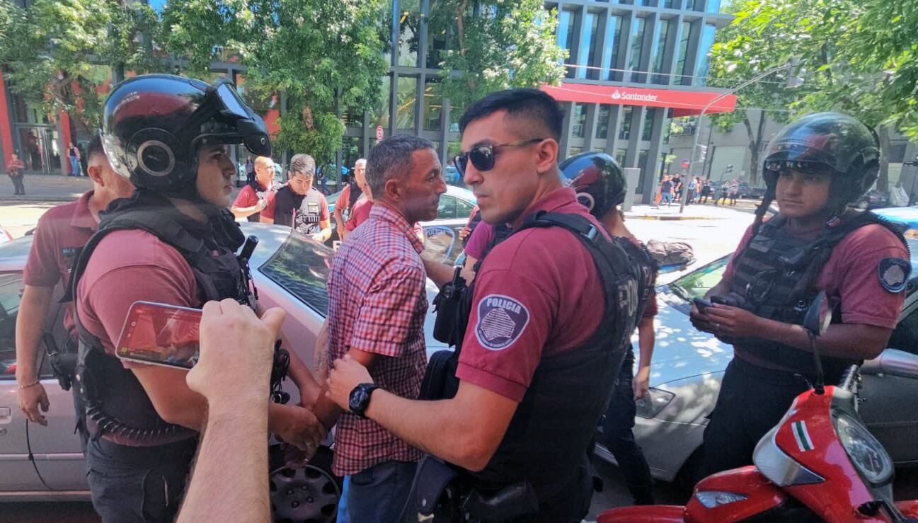 La Cámara Federal de Casación Penal rechazó el recurso de Gastón Ariel Mercanzini y dejó firme la negativa a concederle la libertad condicional tras la condena por arrojar una botella contra la caravana presidencial durante la asunción de Javier Milei en diciembre de 2023 (Télam)