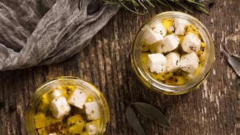 Un frasco con queso marinado