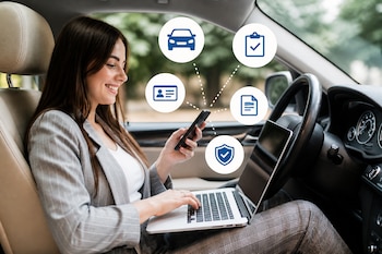 Una mujer sentada en un vehículo usa una computadora portátil y un teléfono móvil rodeado por iconos de un automóvil y documentos.