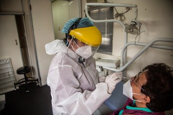 Una persona se realiza una