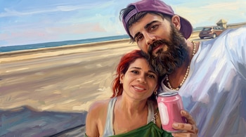 Una mujer pelirroja y un hombre con barba y gorra posan en la costa frente al mar mientras él sostiene una lata de color rosa.