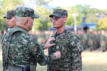 Los soldados reciben bonificaciones mensuales,