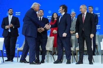 El presidente Donald Trump, en el centro a la izquierda, estrecha la mano de Javier Milei, presidente de Argentina, durante la Reunión Anual del Foro Económico Mundial en Davos, Suiza, el jueves 22 de enero de 2026. (Foto AP/Evan Vucci, archivo)