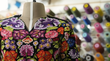 Claudia Sheinbaum presenta a artesanas del taller Biulú y agradece por el vestido que usó en el grito de Independencia. (Foto: Presidencia)