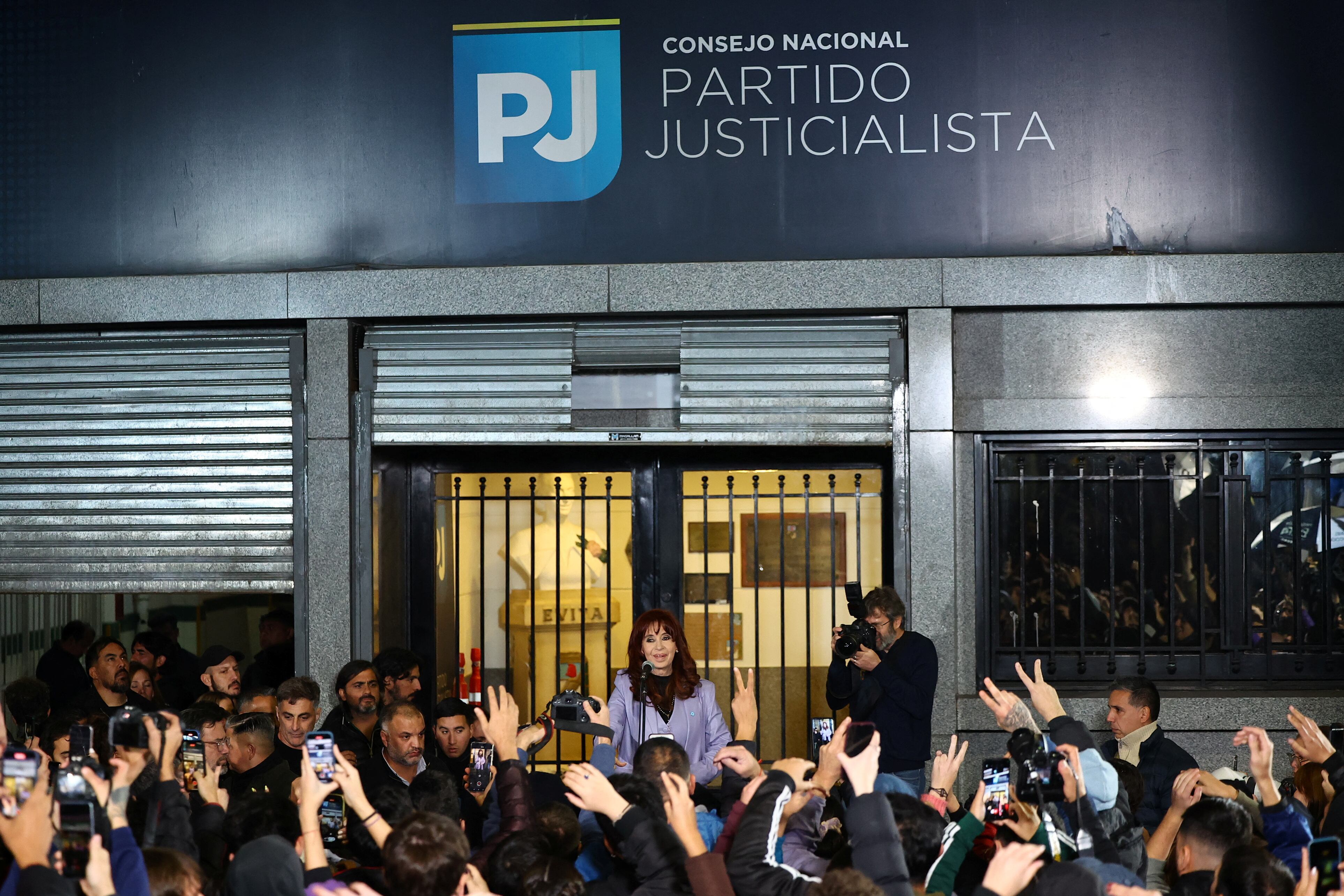La ex presidenta Cristina Fernández de Kirchner, ayer frente a la sede del Consejo Nacional del Partido Justicialista/REUTERS/Agustin Marcarian