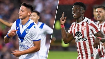 Dos futbolistas masculinos, uno con camiseta blanca y azul, otro con camiseta a rayas rojas y blancas, en un campo de juego