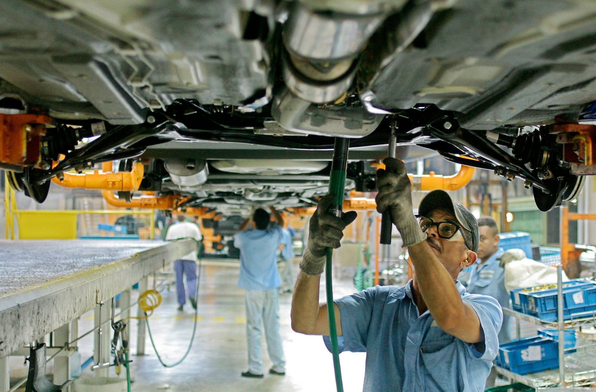 Fotografía de archivo de trabajadores en una planta automotriz (EFE/Caetano Barreira)