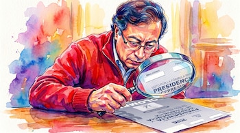 Ilustración en acuarela de Gustavo Petro, vestido de rojo y con gafas, examinando un tarjetón electoral con una lupa sobre una mesa de madera.