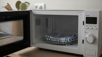 El sencillo truco del microondas que ayuda a eliminar bacterias de los trapos de cocina