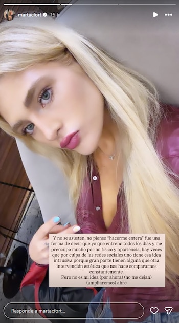 Primer plano de Marta Fort, joven de cabello rubio, ojos azules y labios con pintalabios rosa, luciendo una blusa vinotinto