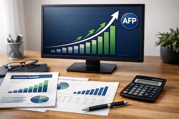 Mesa de madera clara con monitor mostrando gráficos de rentabilidad creciente y logo AFP. Hay documentos de inversión, calculadora, bolígrafo y vasos con lápices.