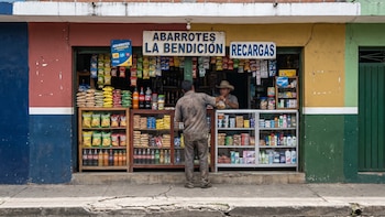 Las tiendas de barrio generan hasta el 20 % del producto interno bruto en El Salvador, según CONAMYPE