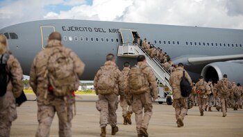 ARCHIVO. Soldados españoles suben a