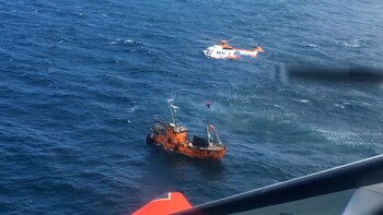 Un guardacostas, un helicóptero y