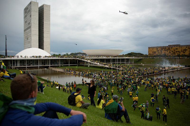 Partidarios del ex presidente de extrema derecha de Brasil Jair Bolsonaro se reúnen frente al Congreso después de invadir el edificio, así como el palacio presidencial y la Corte Suprema, en Brasilia, el 8 de enero de 2023 (REUTERS/Antonio Cascio)