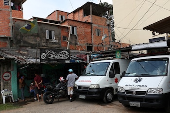 La asociación de residentes de la favela de Paraisopolis, en San Pablo, contrataron a su propio cuerpo médico y ambulancias para atender los casos de coronavirus que se registren en el barrio. Los gastos, lo pagan los jefes narcos de la favela. REUTERS/Amanda Perobelli