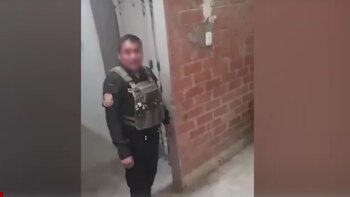 Policía sorprende a su colega