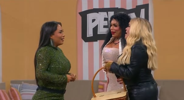 Karina Torres recibe a Wendy Guevara y Paola Suárez en La Casa de los Famosos México y las tres recuerdan el video que las hizo famosas hace casi diez años. (Captura de pantalla YouTube La Casa de los Famosos México)