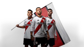 River Plate presentó su nueva camiseta para la temporada inspirada “en uno de los primeros escudos” del club