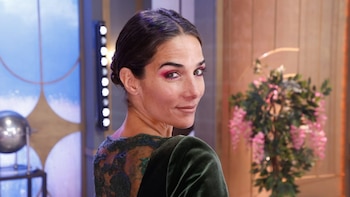 Verde profundo, terciopelo y transparencias: el impactante look de Juana Viale para su programa