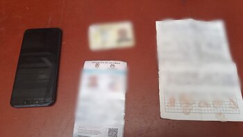 Estos fueron los elementos que le incautaron al adulto mayor en medio de la requisa que le hicieron los agentes - crédito Mebog