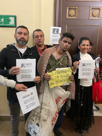 Sujeto disfrazado de habitante de