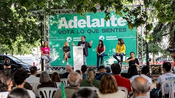 Adelante Andalucía confronta su papel "pegado a la realidad" con el de los que "están con multinacionales"