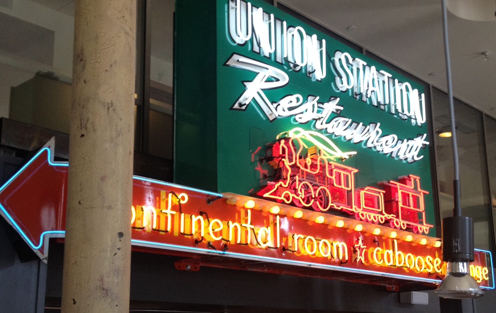 El clásico letrero de neón de la Union Station en Los Ángeles fue restaurado por el equipo de Acme Neon Signs, combinando técnicas tradicionales con iluminación moderna.