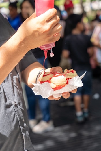 Los bocadillos no faltaron y fueron entregados a todos los asistentes de forma gratuita (Foto cortesía alcaldía de San Salvador)