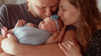El precedente judicial que permite a madres y padres compatibilizar el permiso de lactancia y la excedencia por nacimiento en España