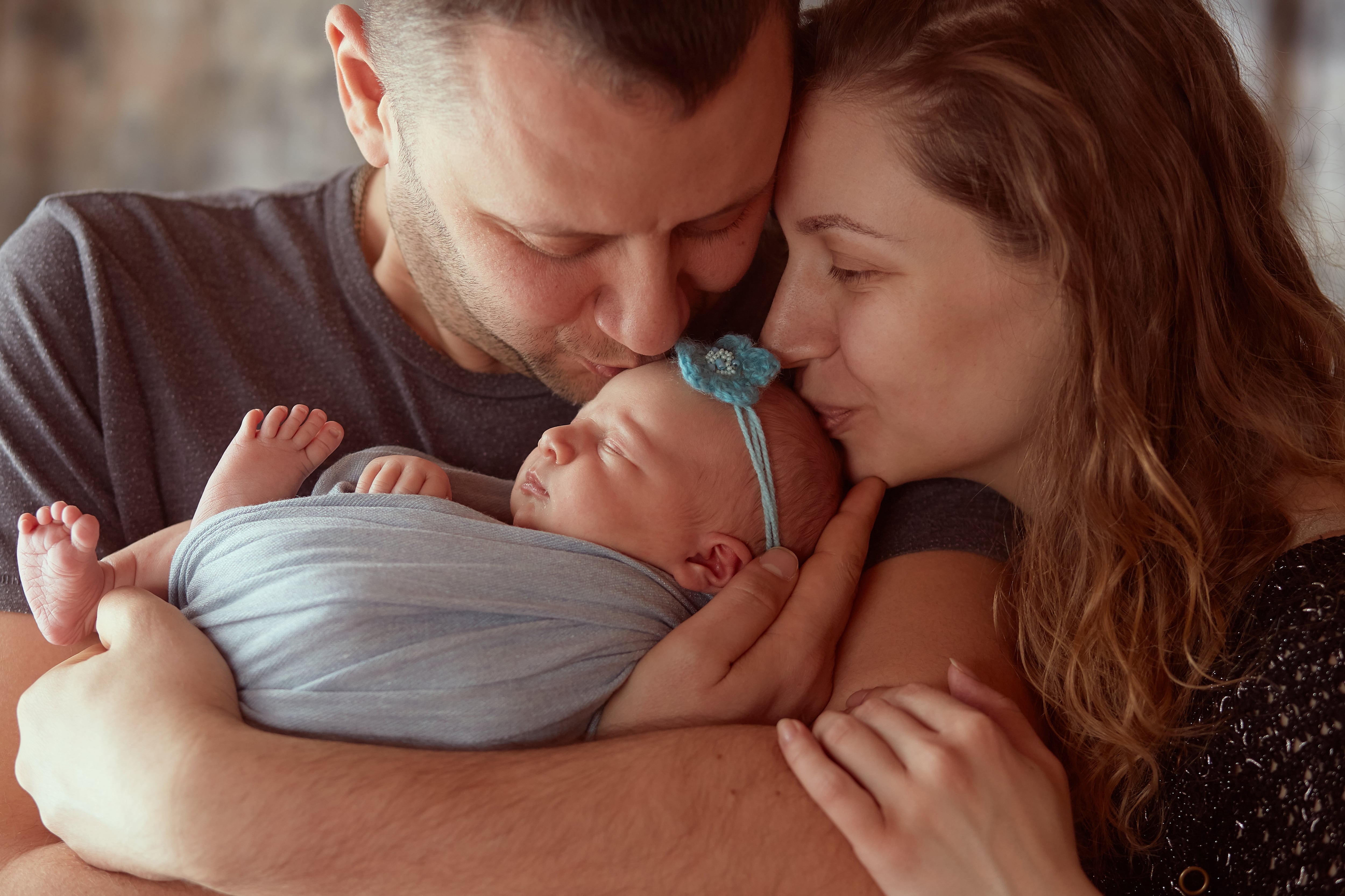 El precedente judicial que permite a madres y padres compatibilizar el permiso de lactancia y la excedencia por nacimiento en España