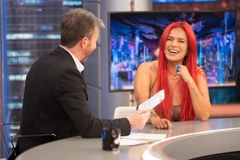La reacción de Karol G cuando periodista español la confundió con Becky G