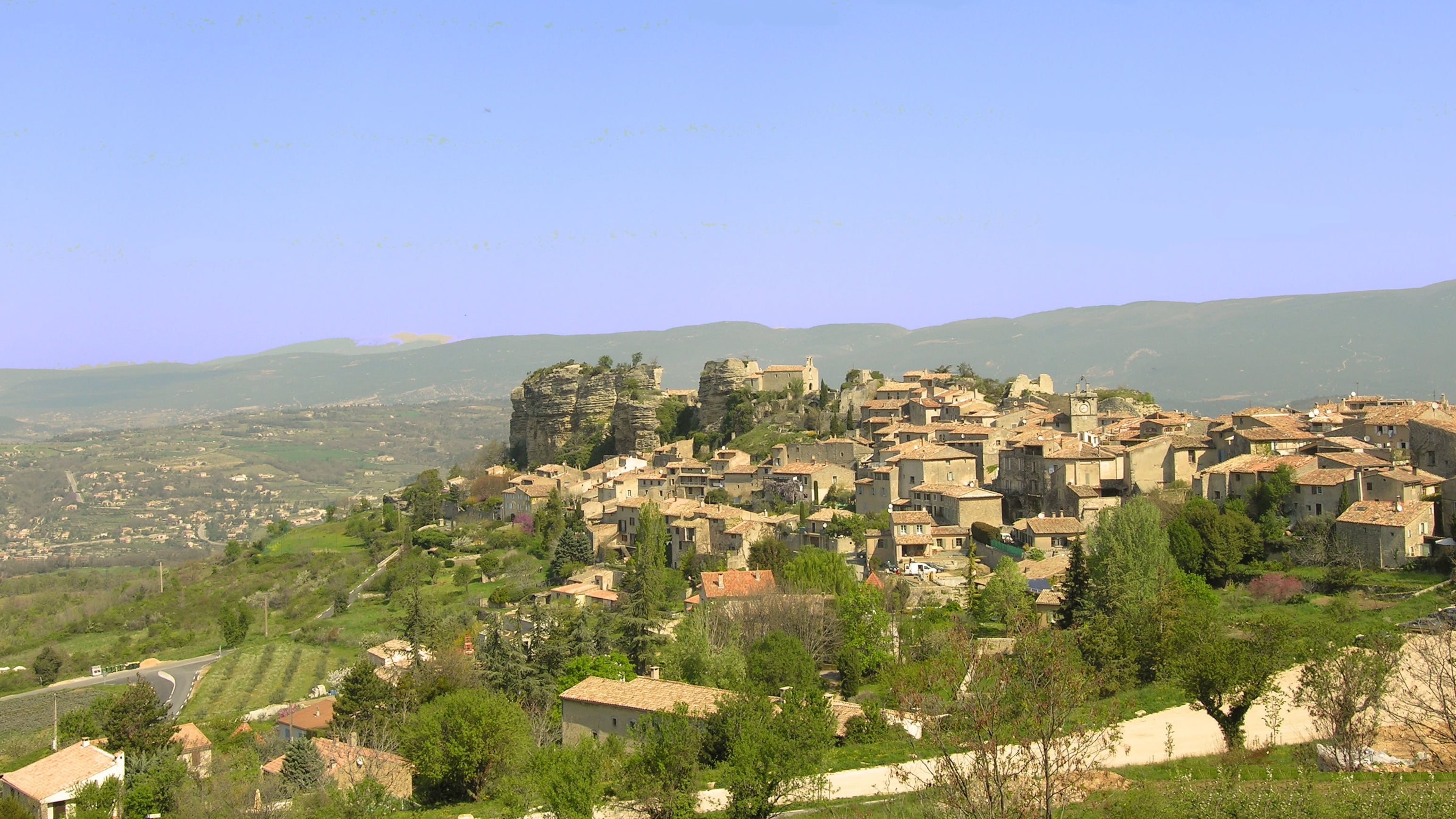 El pueblo más bonito de la Provenza en el que vivió Julio Cortázar: una ciudad amurallada, casas con encanto y un parque natural