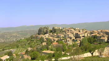 El pueblo más bonito de la Provenza en el que vivió Julio Cortázar: una ciudad amurallada, casas con encanto y un parque natural