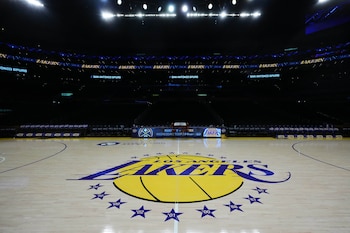 La compra de los Lakers marca el precio más alto pagado por una franquicia deportiva en Estados Unidos (REUTERS)