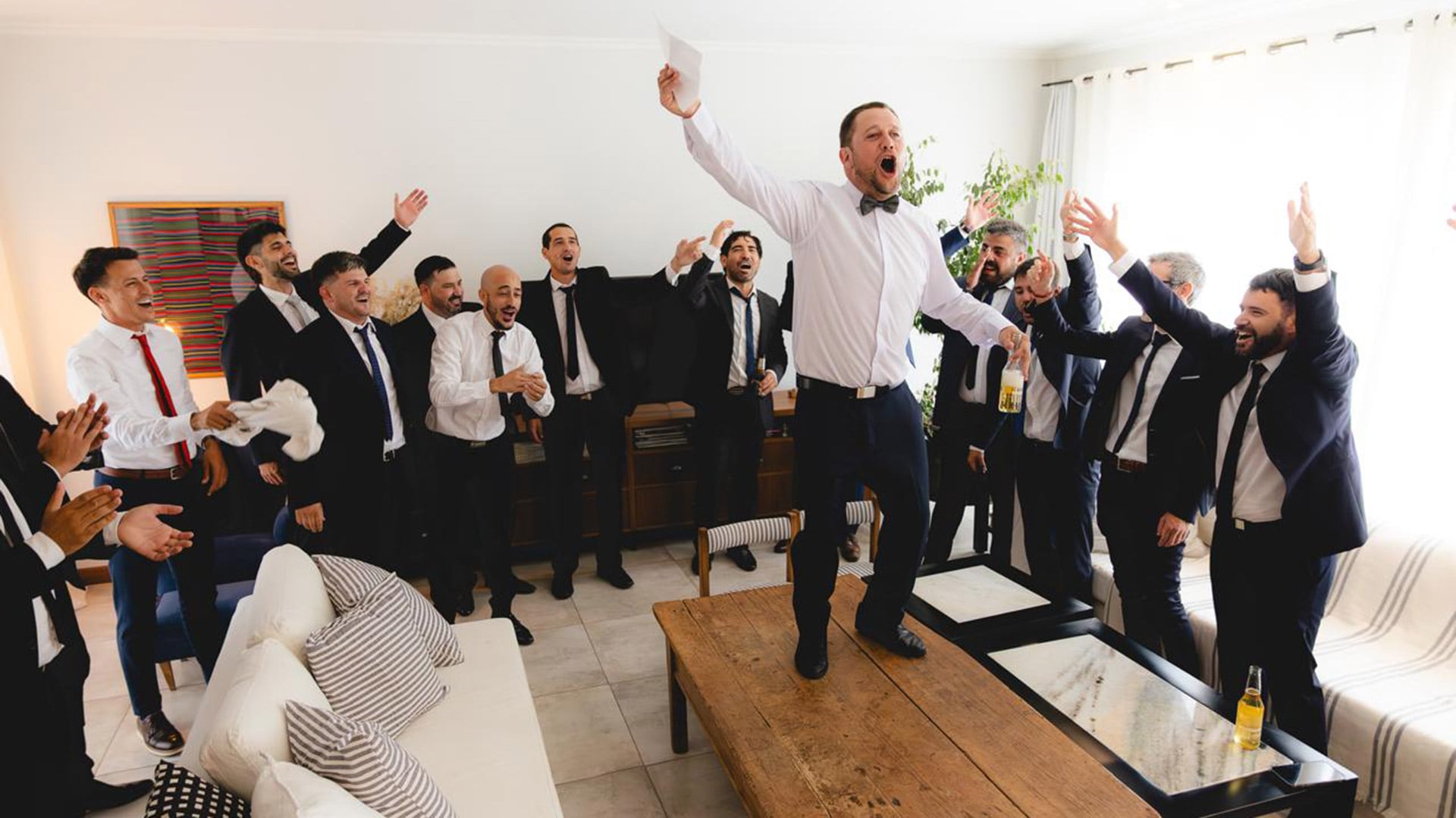 Tomás en la previa a su boda con los amigos