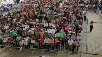 Durante un evento en Hidalgo, ciudadanos increparon a la presidenta Claudia Sheinbaum para denunciar la falta de medicamentos en el Centro de Salud. (Foto: Presidencia)