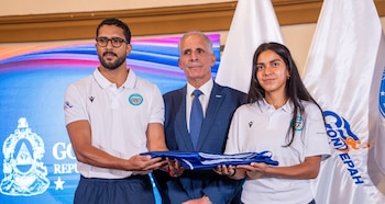 Los abanderados hondureños, reciben la bandera nacional durante la ceremonia de juramentación previa a los XXV Juegos Centroamericanos y del Caribe en República Dominicana (Cortesía: @COHoficial).