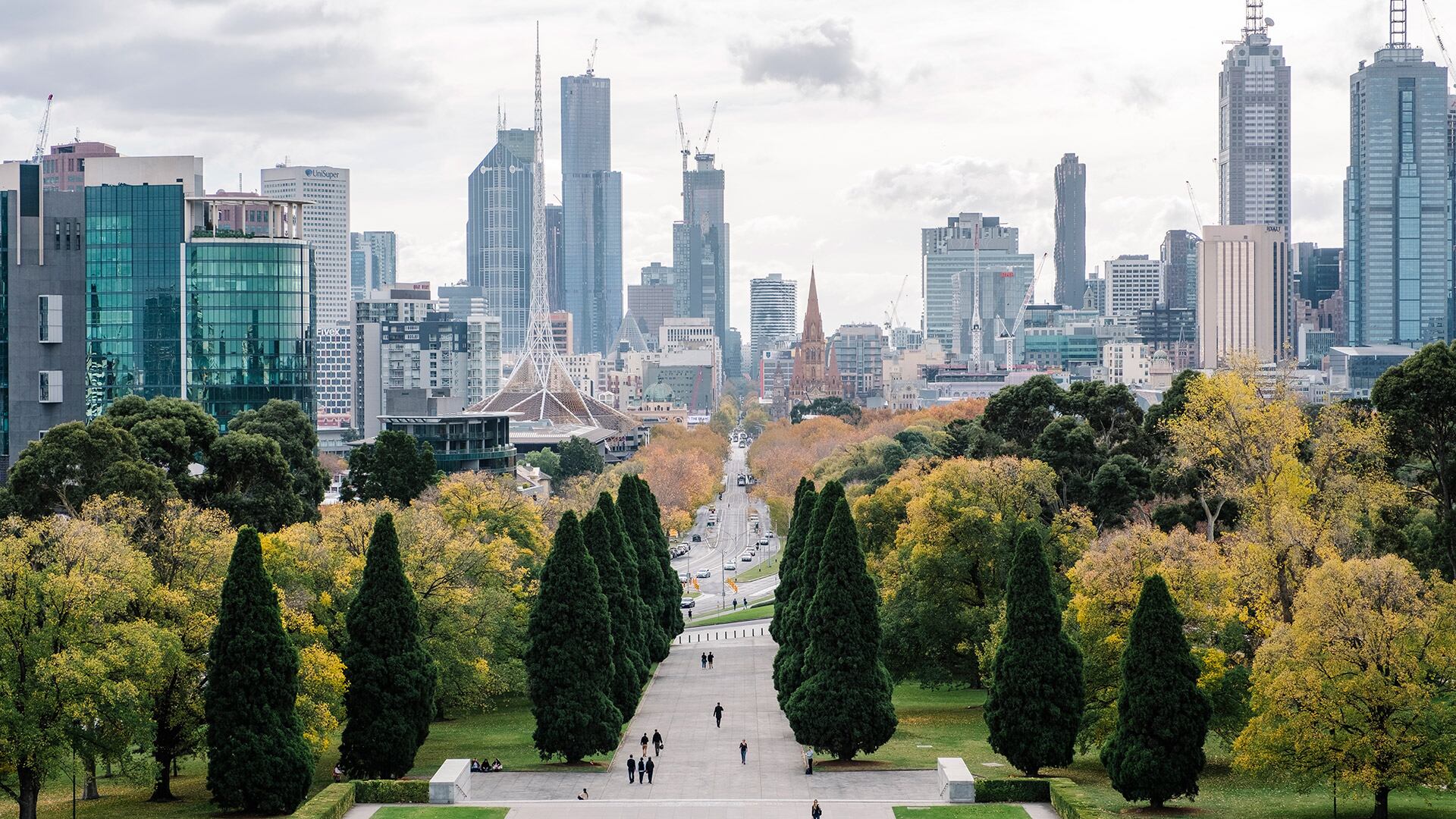Melbourne combina 215 parques y 249 centros de bienestar con una vibrante gastronomía y cafés que invitan al disfrute cotidiano (Freepik)