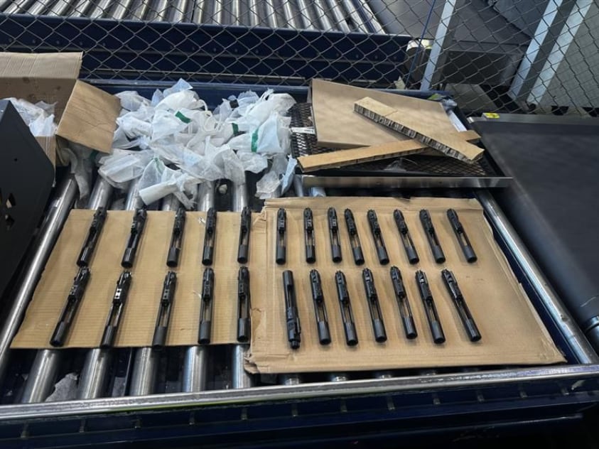 Las partes de armas de fuego fueron detectadas durante una inspección con escáneres de rayos X en el aeropuerto El Dorado, tras presentar irregularidades en un envío de tráfico postal procedente de Miami - crédito Dian