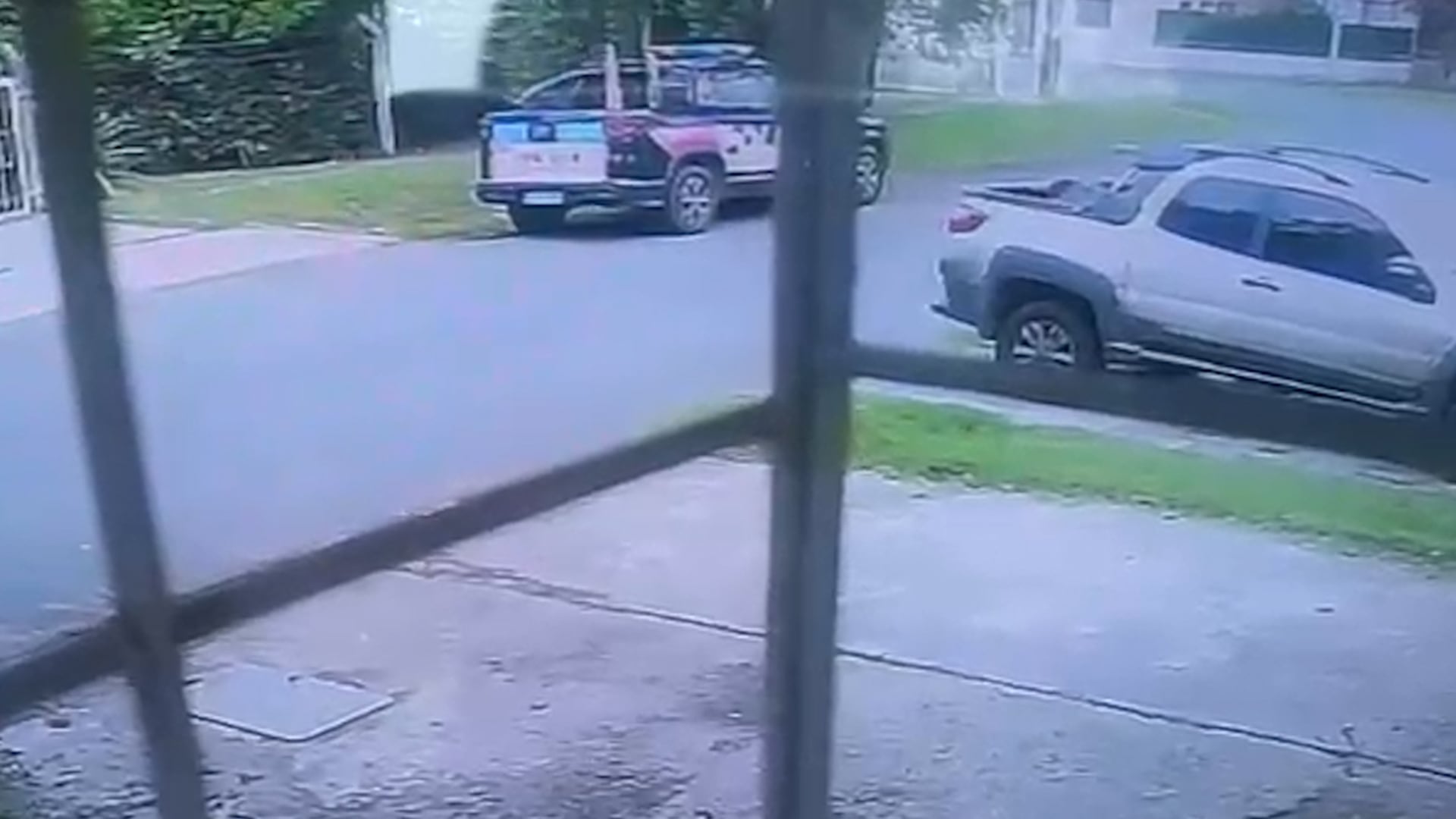 Los asaltantes sustrajeron un patrullero y lo abandonaron cerca de la Jefatura, complicando el operativo policial en Rosario