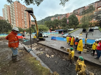 Director del IDU atiende emergencia en el norte de Bogotá por ruptura de tubo de agua que ocasionó el corte del líquido- crédito IDU