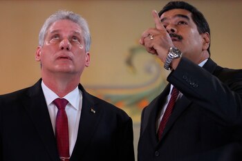 Fotografía de archivo fechada el 30 de mayo de 2018 que muestra a Miguel Díaz-Canel y Nicolás Maduro. EFE/Miguel Gutiérrez/Archivo