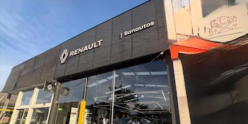 Sede de Sanautos, la reconocida comercializadora de vehículos investigada por la Superintendencia de Sociedades - crédito Sanautos