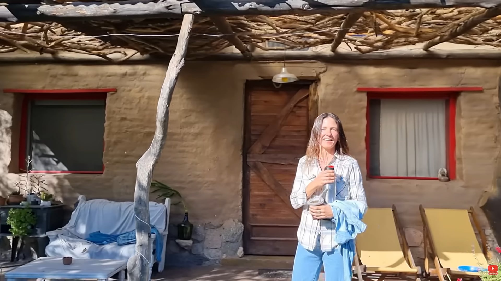El primer hogar de la familia consistió en un rancho de adobe con techo vivo (Captura de video de