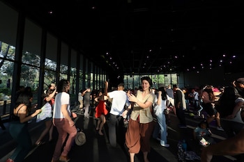 La transmisión generacional del merengue y la bachata fortalece la convivencia, el respeto y la cohesión social en comunidades dominicanas y extranjeras. (AP Foto/Ginnette Riquelme)